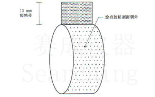 濟南賽成VOC-01環(huán)形初粘儀測試時，將膠帶式樣彎轉(zhuǎn)成如圖這樣的環(huán)形試樣，有膠面朝外